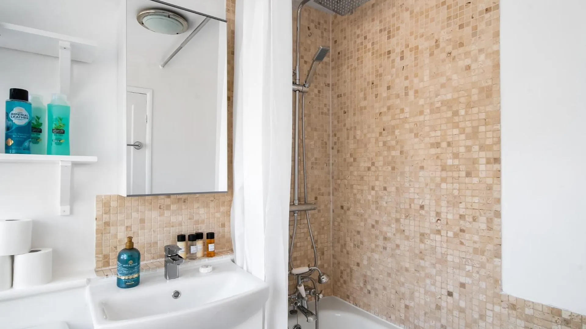 Modern House By Livestay Short Lets & Serviced Accommodation Luton With Private Garden, Bbq & Free Wifi United Kingdom