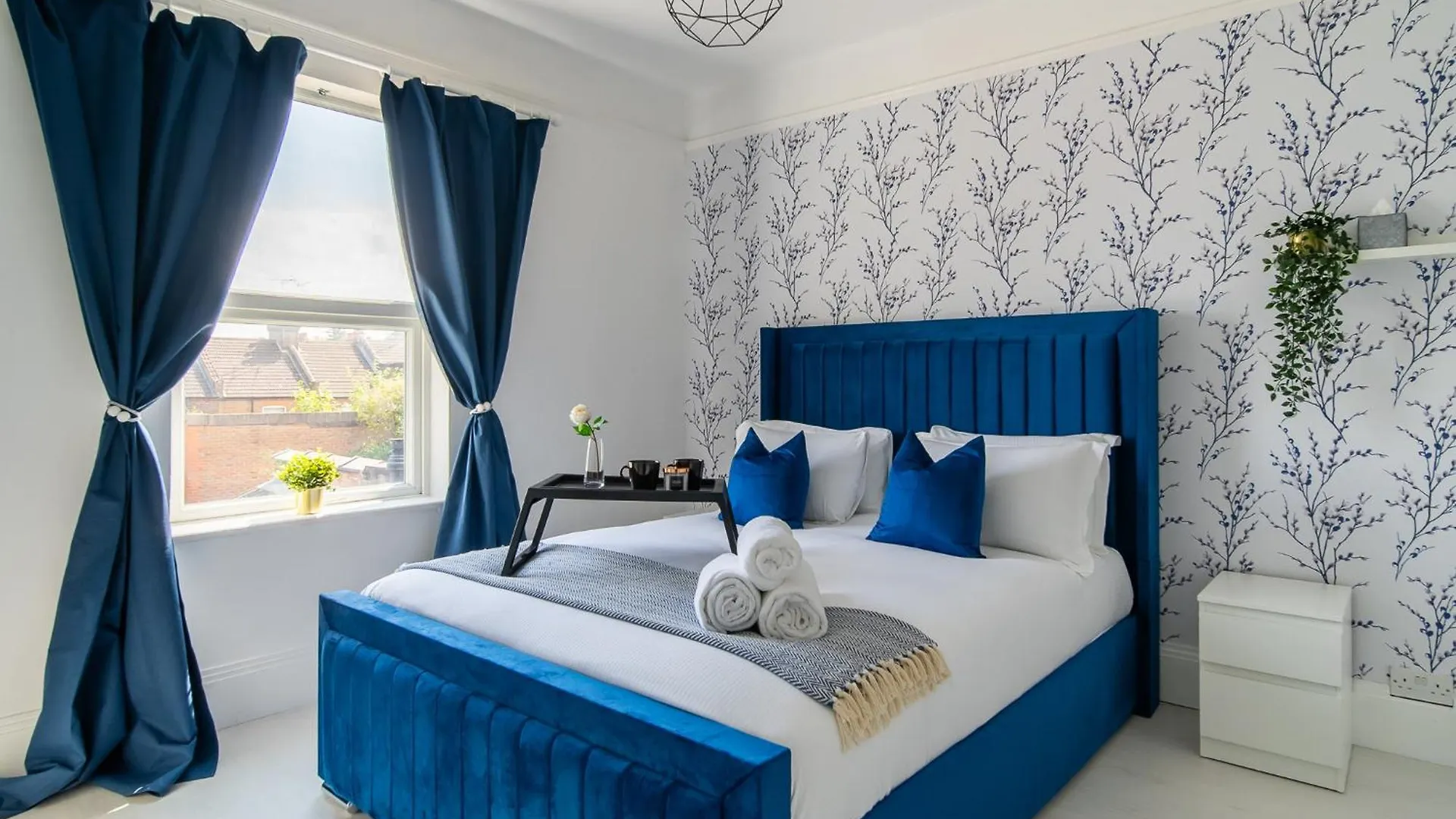 Modern House By Livestay Short Lets & Serviced Accommodation Luton With Private Garden, Bbq & Free Wifi