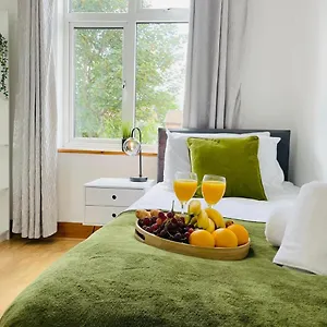 Holiday home Lovely 4 Bed, Family & Contractors Airport & M1 By Properties2you, Luton (Bedfordshire)