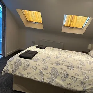 Near Airport Private & Shared Bathroom Option Ubytování v soukromí