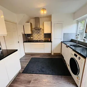 Holiday home 3 Bedroom Modern House In Lu4 0ty - Amazon Prime - No Party, Luton (Bedfordshire)