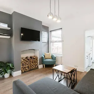 Holiday home Cambridge House - Modern 2 Bedroom House, Close To Airport & Town Centre, Luton (Bedfordshire)
